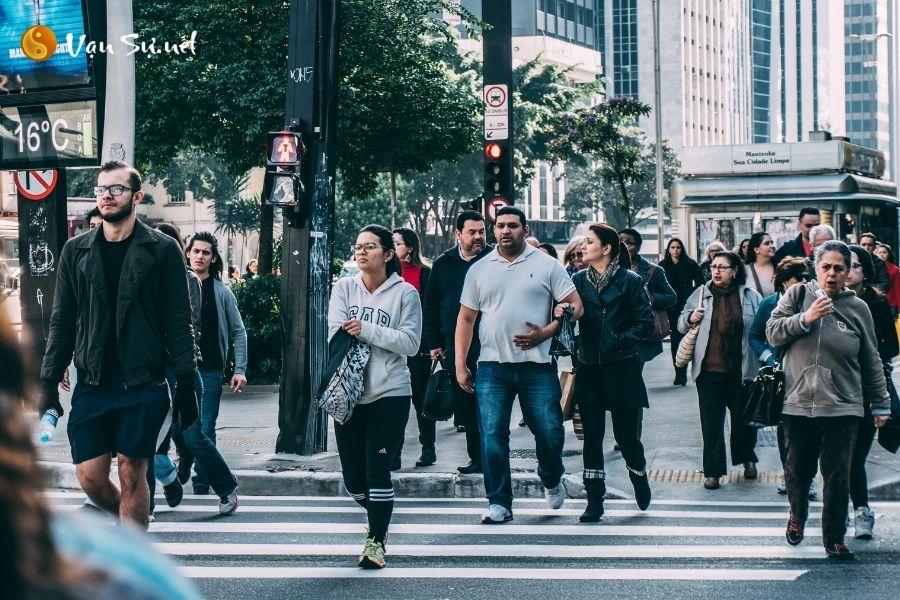Giải mã giấc mơ thấy mình lạc lõng giữa đám đông
