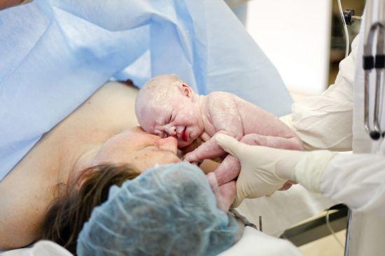 Mẹ bầu chuyện trò với người thân