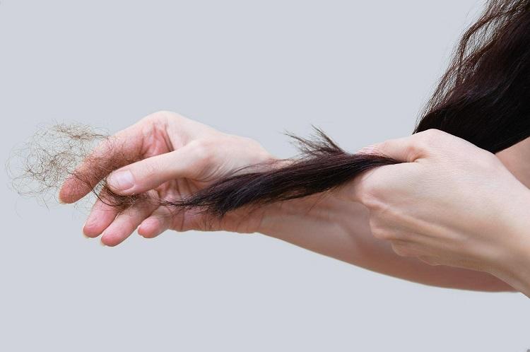Nằm mơ rụng tóc khi chải đầu